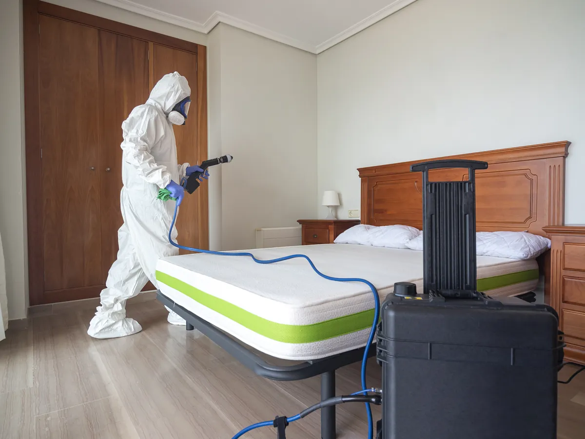 Chambre préparée avant le traitement, matelas dégagé et linge retiré